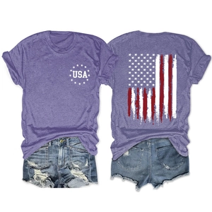 Μπροστινή και πίσω όψη μωβ t-shirt με σημαία ΗΠΑ και σκισμένο τζιν σορτς σετ