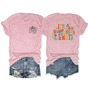 Rückansicht des rosa T-Shirts mit Textaufdruck und Distressed-Denim-Shorts im Set