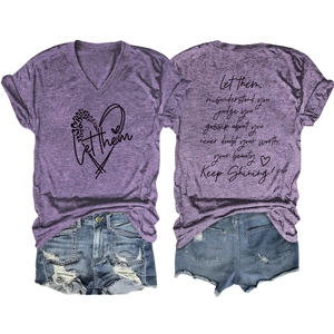 Tenue d'été femme avec t-shirt violet Let Them et short en jean bleu délavé