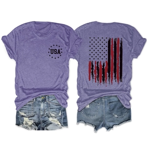 Λεπτομέρεια πίσω όψης μωβ t-shirt με τύπωμα σημαίας ΗΠΑ και τζιν σορτς με σκισίματα