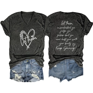 T-shirt gris col en V avec imprimé léopard coeur et texte inspirant sur le dos du vêtement