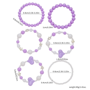 Stapelbare lila-weiße handgefertigte Stretch-Armbänder mit Herz- und Sternanhängern