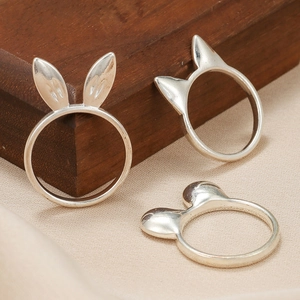 Set di tre anelli in argento a forma di orecchie di animali: coniglio, gatto e orso