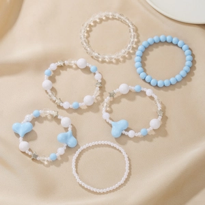Detail von 6er-Set blau-weißen Perlenarmbändern mit Stern- und Herzanhängern