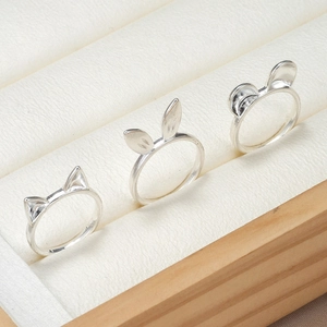 Set di tre anelli in argento con orecchie di animali tra cui gatto e coniglio in scatola