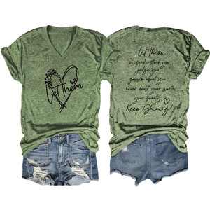 Détail d'un t-shirt avec motif cœur et texte au dos associé à un short en jean usé