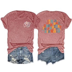 Detail der Rückseite des rostroten T-Shirts mit Protect Airways Text und Denim-Shorts