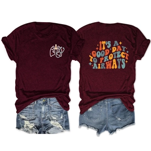Detailansicht von weinrotem T-Shirt mit medizinischem Druck und Jeans-Shorts