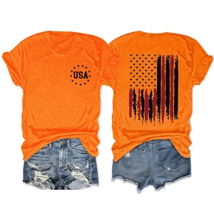 Εμπρός και πίσω όψη πορτοκαλί T-shirt με σημαία USA και σετ με τζιν σορτς outfit