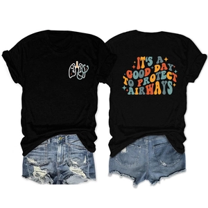 Detailansicht der Vorder- und Rückseite des schwarzen T-Shirts mit Vintage-Slogan