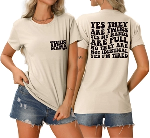 Détail du t-shirt beige Twin Mama avec citation humoristique au dos et devant