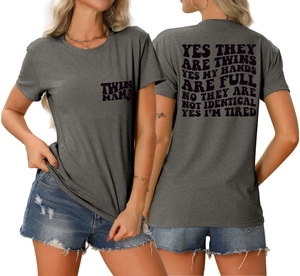 Détail du t-shirt gris Twin Mama montrant les slogans devant et derrière avec un short