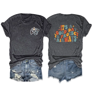 Damen-T-Shirt in Dunkelgrau mit 'Protect Airways' Aufdruck und passenden Denim-Shorts