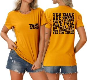 Vue détaillée de l'avant et de l'arrière du t-shirt orange Twin Mama avec graphismes