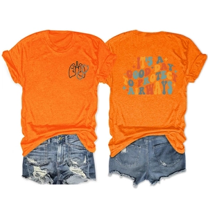 Detailansicht eines orangefarbenen T-Shirts mit Lungen-Print und Denim-Shorts