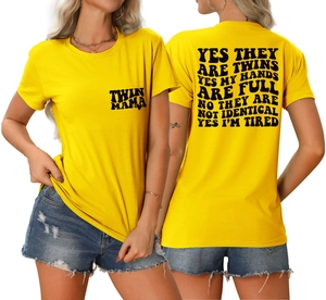Détails avant et arrière du t-shirt jaune Twin Mama en coton avec slogans humoristiques