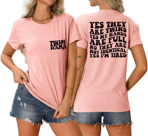 Vue de face et de dos du t-shirt rose twin mama à manches courtes avec motif