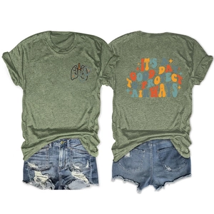 Flachbild des graugrünen T-Shirts mit Lungen-Grafik und Jeans-Shorts-Detailansicht