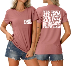 Détails avant et arrière du t-shirt Twin Mama rose vintage avec impression