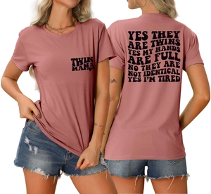 Détail du t-shirt Twin Mama mauve en coton avec slogan noir imprimé pour mamans