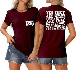 Vues avant et arrière du t-shirt Twin Mama bordeaux en coton avec texte imprimé