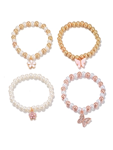 Détail de quatre bracelets en perles pour enfants avec pendentifs papillon et marguerite