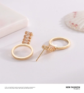 Détail de boucles d'oreilles en zircon champagne avec poinçon argent S925 et plaqué or