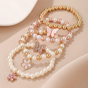 Ensemble de 5 bracelets perlés dorés avec des breloques papillon et fleurs délicates