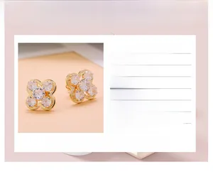 Détail de boucles d'oreilles trèfle avec zircone 3A et tiges en argent 925 poli