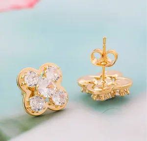 Gros plan sur des boucles d'oreilles trèfle avec oxydes de zirconium scintillants