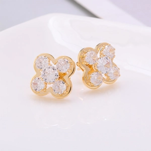 Élégantes boucles d'oreilles trèfle en or avec des pierres de zircone cubique rondes