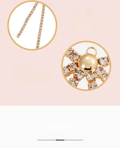 Vue macro détaillée de boucles d'oreilles pompon dorées avec strass scintillants
