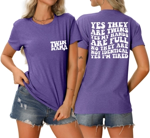 Vue détaillée avant et arrière du t-shirt violet Twin Mama avec slogans drôles