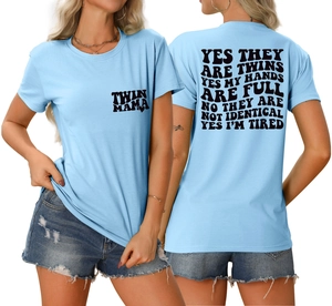 Vue détaillée avant et arrière du t-shirt bleu clair en coton avec imprimé Twin Mama
