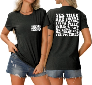 Vue avant et arrière d'un t-shirt Twin Mama gris foncé avec impression de citation