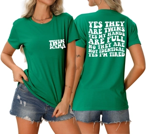 Détails avant et arrière du t-shirt vert Twin Mama avec lettrage graphique blanc
