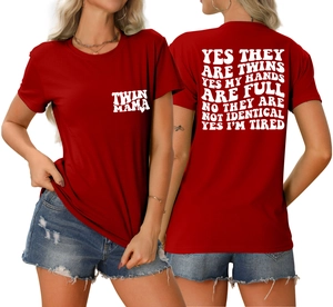 Vue avant et arrière du t-shirt en coton rouge avec citation TWIN MAMA et cœur