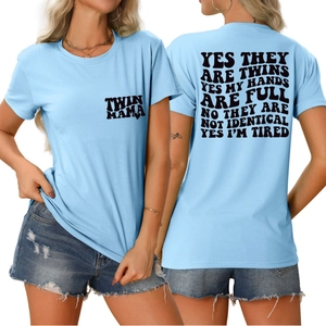 T-shirt bleu clair col rond Twin Mama avec impression amusante au dos pour femmes