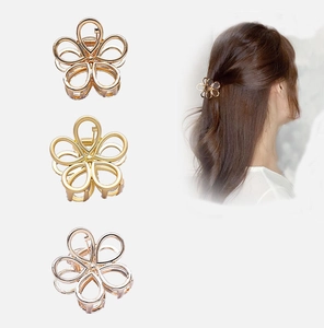 Detailliertes Set aus drei hohlen Blumen-Haarklammern in Gold, Mattgold und Roségold