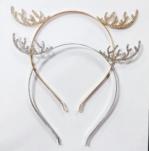 Dettaglio di cerchietti con corna di renna in lega e strass luccicanti in oro e argento