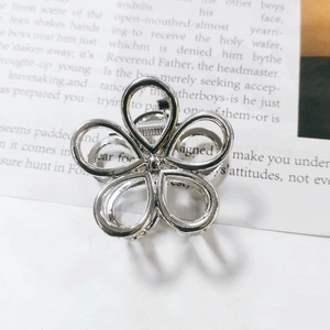 Minimalistische silberne Haarklammer in Blumenform mit hohlem Metall-Design