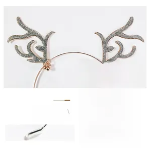 Détail du serre-tête bois de renne en or rose avec une finition pailletée argentée