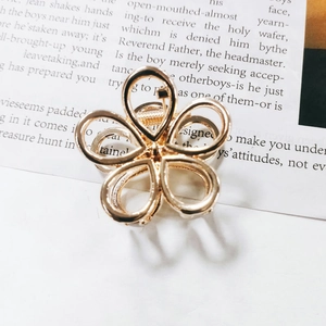 Eleganter goldener hohler Haarklammer in Blütenform aus minimalistischem Metall-Design