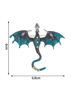 Dettaglio della spilla a forma di drago smaltata con strass blu, 6cm x 6.8cm