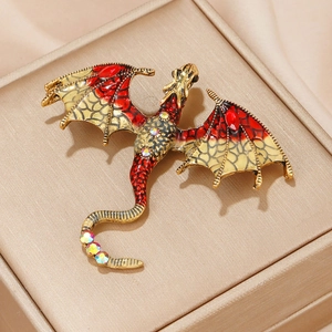 Spilla drago vintage con strass colorati e smalto su una scatola di gioielli