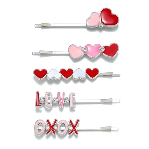 Vue détaillée du lot de barrettes en alliage avec motifs cœurs et lettrage LOVE XOXO