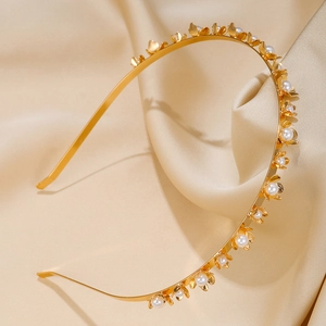 Serre-tête élégant en métal doré avec petites fleurs en perles sur fond de soie premium