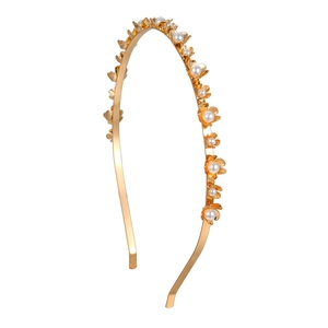 Serre-tête élégant à fleurs dorées et perles blanches pour une coiffure raffinée