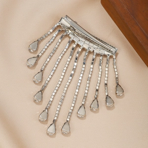 Pince à cheveux élégante en argent avec pompons en strass et pendentifs en cristal