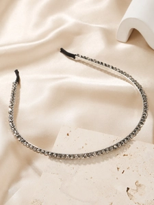 Serre-tête fin en métal élégant avec perles de verre grises sur fond de satin luxueux